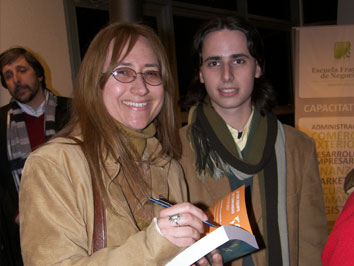 Dra Roxana Corbran firmando una dedicatoria en el lanzamiento del libro Marco normativo del comercio exterior de la escuela francesa de negocios