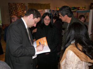 Prof. Pablo Costa Director Académico de la EFN firmando una dedicatoria en el lanzamiento del libro Marco normativo del comercio exterior de la escuela francesa de negocios