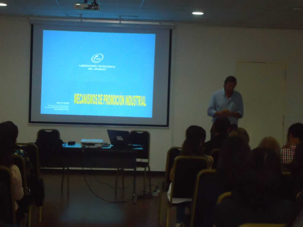Visita académica de alumnos y profesores de la Escuela Francesa de negocios al Laboratorio Tecnológico del Uruguay