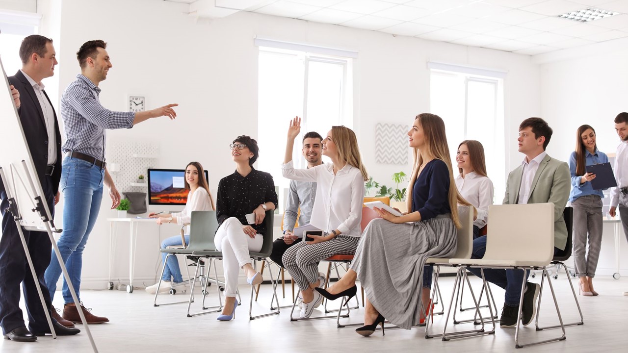 Docentes y profesionales de ,a empresa en sus áreas intercambian ideas durante el desarrollo de una capacitación a la medida dentro de una empresa