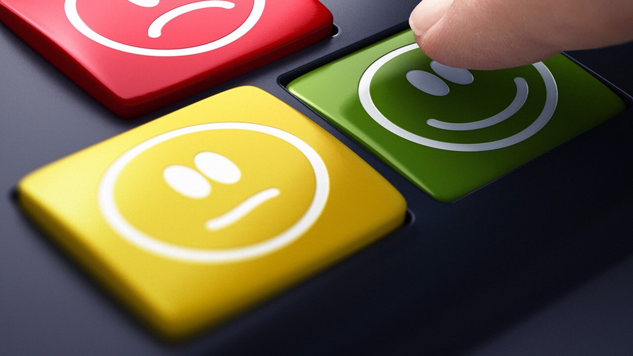 Sistema e evaluación de satisfacción del cliente con las caras de contento, medianamente contento y descontento